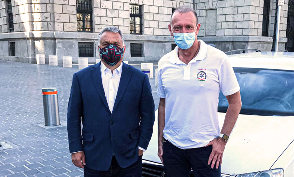 A mentős Győrfi Pál maszkban pózolt Orbán Viktorral a Várban