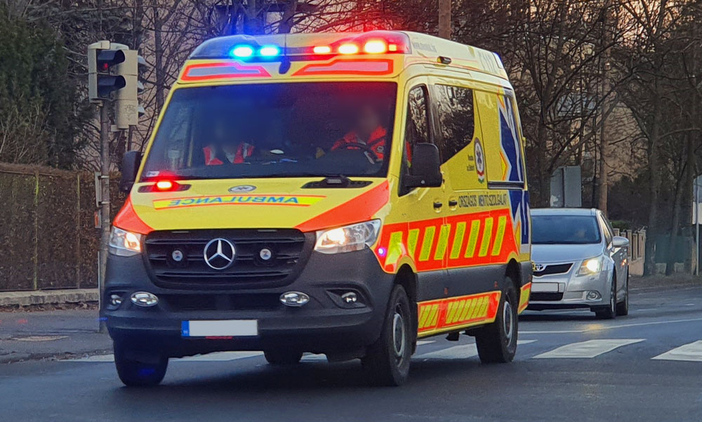 Győr közelében, az út szélén, egy mentőautóban szülte meg gyermekét egy anyuka