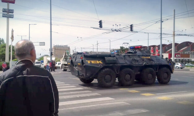 Harckocsikkal vonult a Terrorelhárítási Központ Budapesten, állt a forgalom