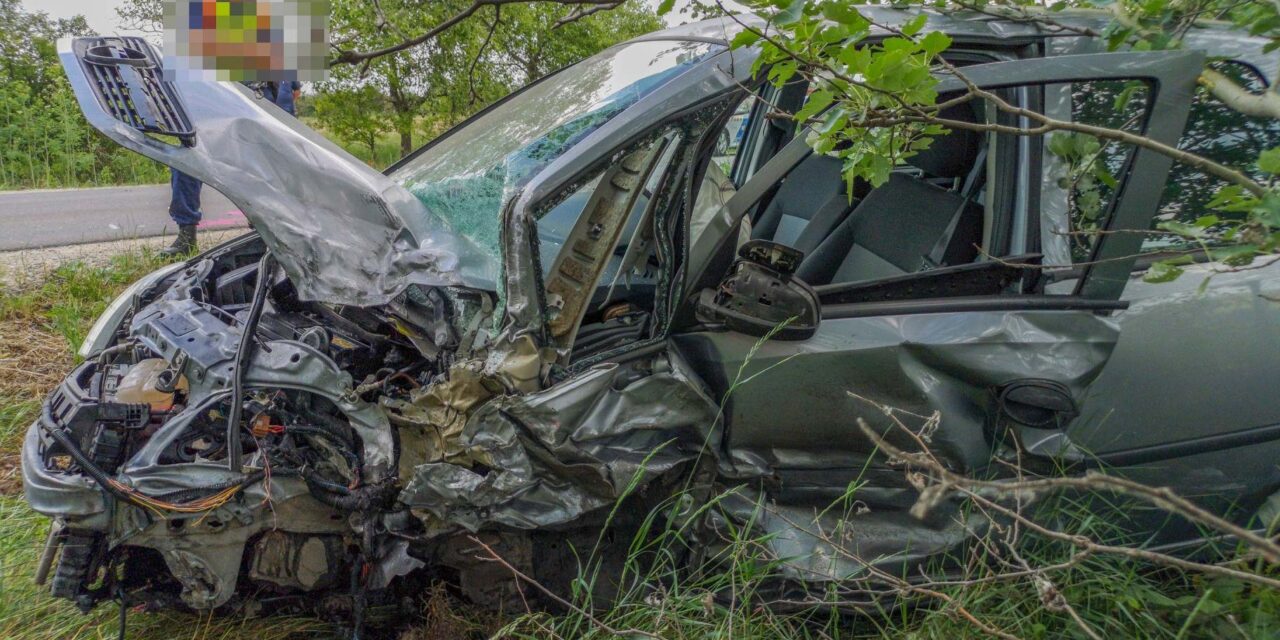 Frontálisan ütközött két autó Fejér megyében – az egyik sofőr a helyszínen meghalt