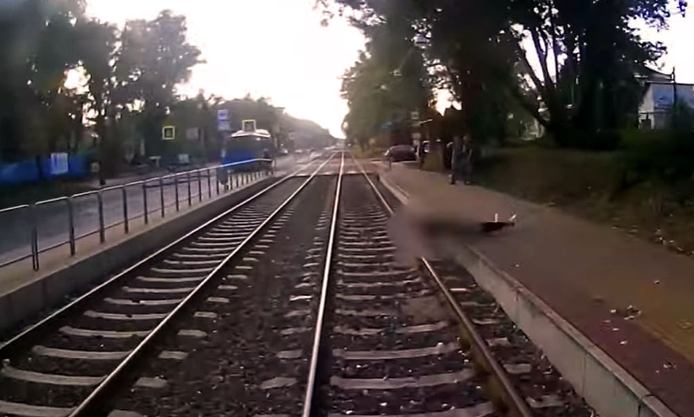 Megrázó felvétel arról, ahogy a villamos alá zuhan egy férfi Budapesten