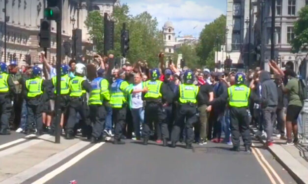 Hatalmas balhé Londonban, száznál több tüntetőt vettek őrizetbe