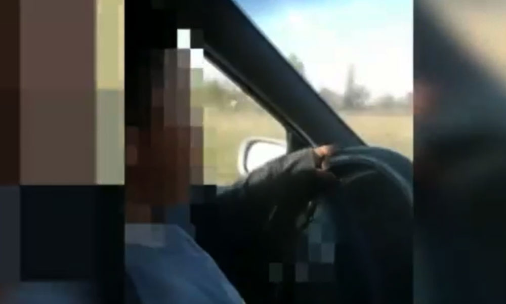 Óvodás gyerekkel vezettette az autót a felelőtlen apa, aki ezt élőben közvetítette a Facebookon