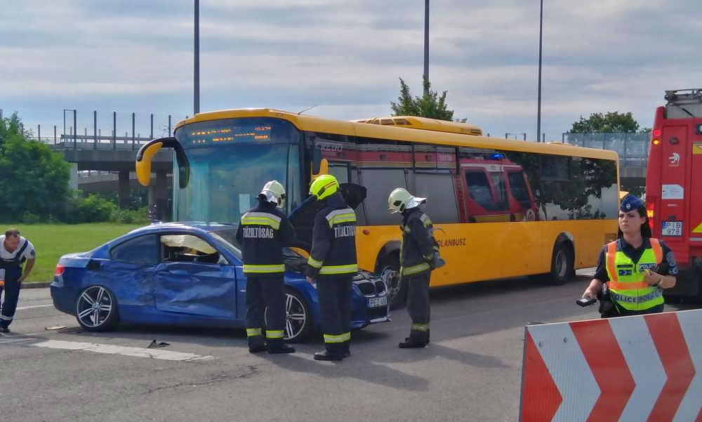 Sport BMW ütközött egy Volánbusszal és teherautóval