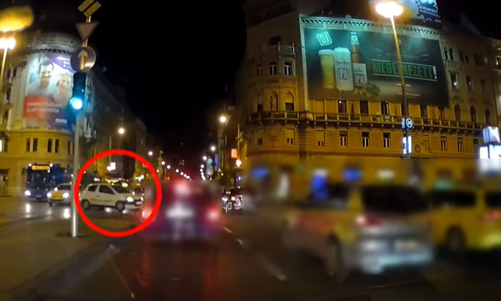 Döbbenetes felelőtlenség: Majdnem tömegbalesetet okozott egy autós Budapesten