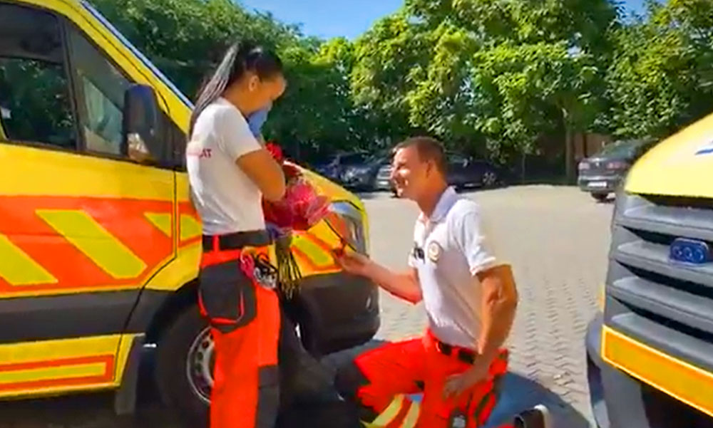 Szolgálat közben kérte meg szerelme kezét egy mentős