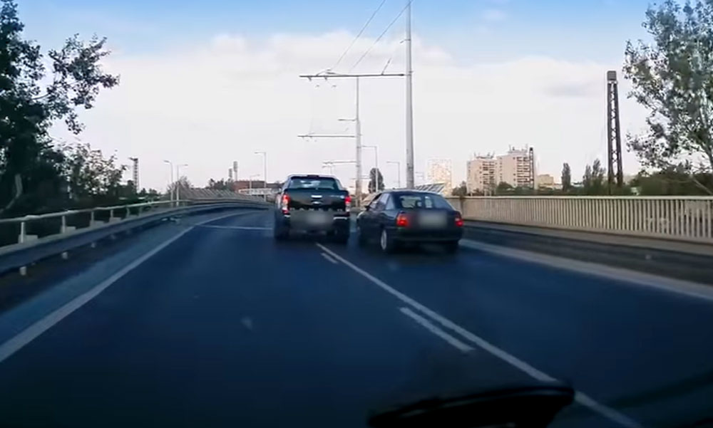 Az idióta autós leszorította, majd nekiment egy másik autónak az M3-as kivezetőn