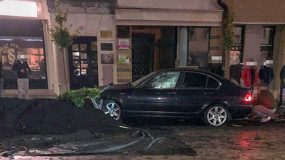 Ámokfutó tarolt a kalocsai sétálóutcán, a közeli patika kamerája rögzítette a balesetet