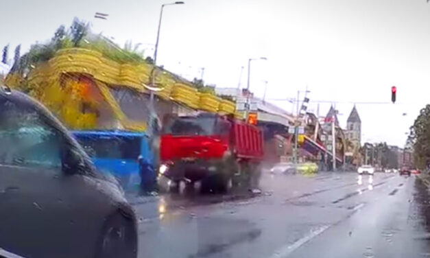 Ledarálta a teherautó a motorost a Váci úton, döbbenetes felvétel készült a balesetről