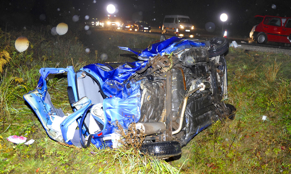 Tragikus baleset az M2-esen, egy 20 éves nő vesztette életét az árokba repült autóban