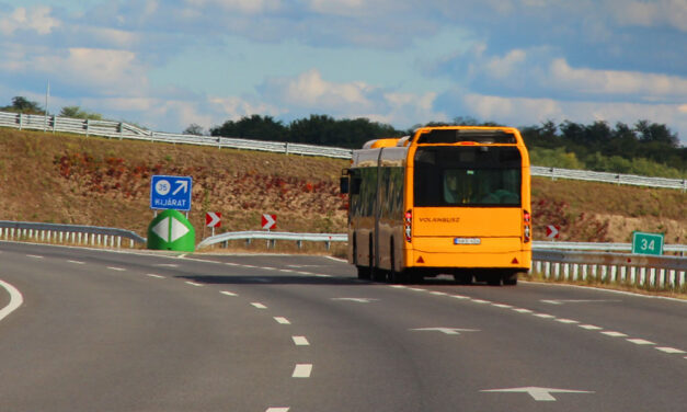 A hirtelen fékezéstől elesett a buszon egy asszony, súlyos fejsérülést szenvedett, a vétkes autós lelépett a helyszínről