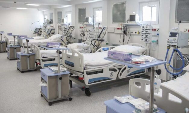 Orbánék számba vettek mindent: Ez a helyzet a kórházi kapacitásokkal és a lélegeztetőgépekkel