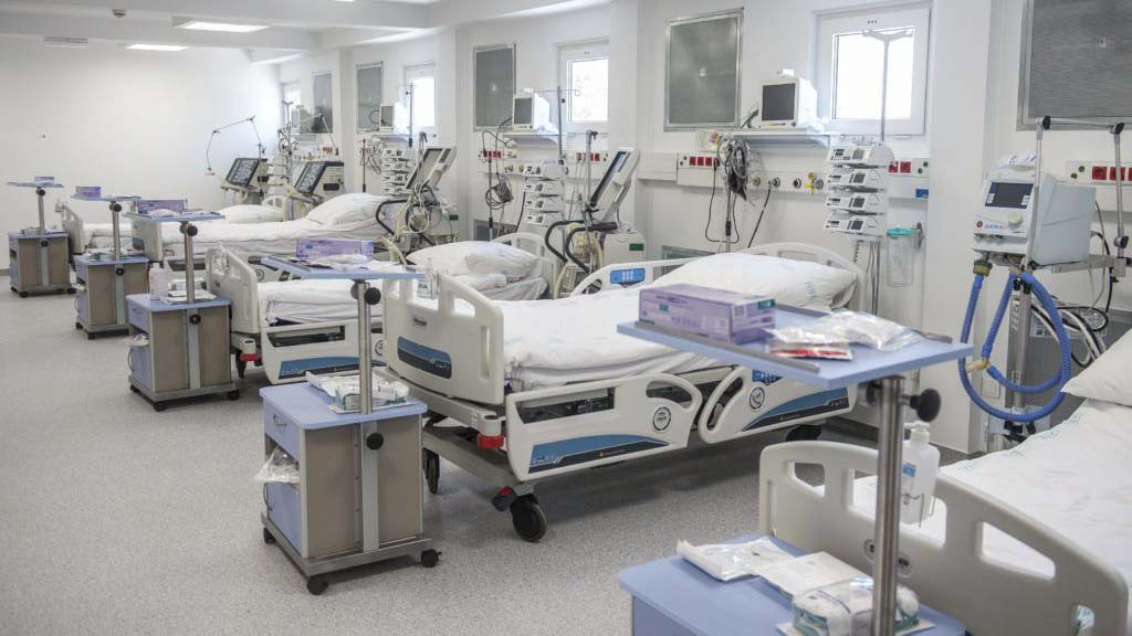 Orbánék számba vettek mindent: Ez a helyzet a kórházi kapacitásokkal és a lélegeztetőgépekkel