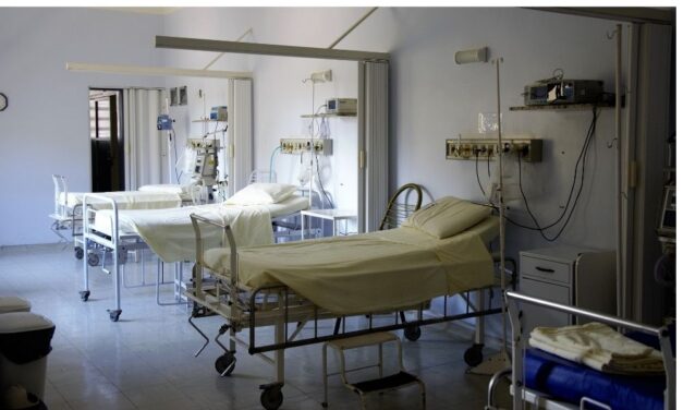 „Hol halnak meg az emberek? Hol az a mutáns vírus?” – betört egy kórházba egy vírustagadó nő