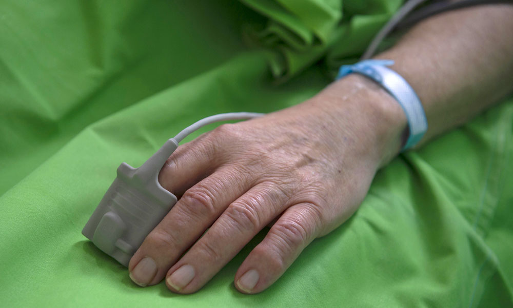 Közel 12 ezer koronavírusos embert ápolnak kórházban, meghalt 242 beteg az elmúlt napon
