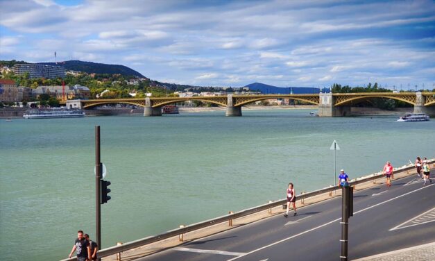 Dunába ugrott egy férfi a Margit hídról, a Lánchídnál emelték ki a vízirendőrök
