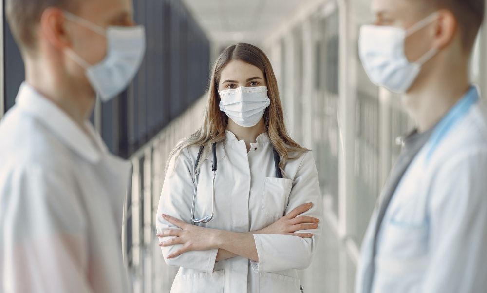 Megdöbbentő dologra derült fény: csak fél fizetést kaptak a súlyos koronavírusos betegekkel foglalkozó egészségügyi dolgozók