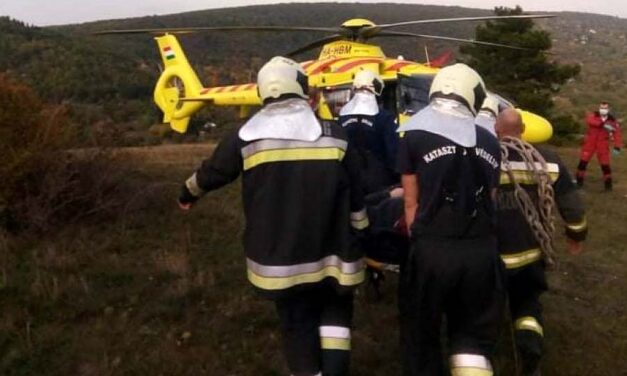 Túrázás közben súlyosan megsérült két kiránduló: hordágyon vitték a mentőhelikopterhez az egyik sérültet