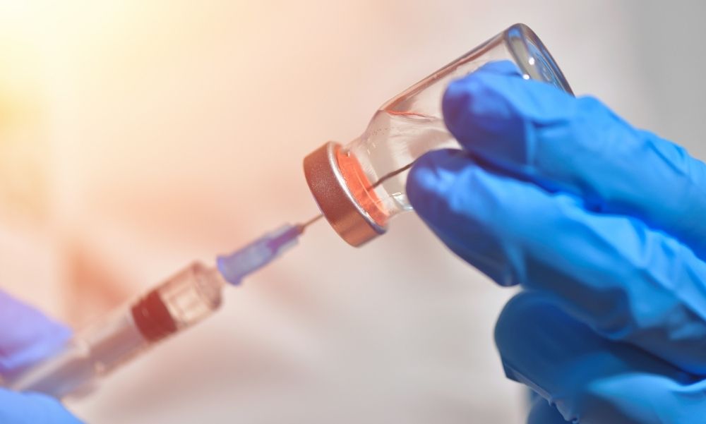 Tragédia: meghalt egy idős férfi, miután beoltották a koronavírus elleni vakcinával