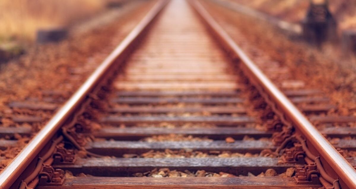 Egy hallássérült lány üzenete mentette meg az idős néni életét, aki lezuhant egy vasúti töltésről