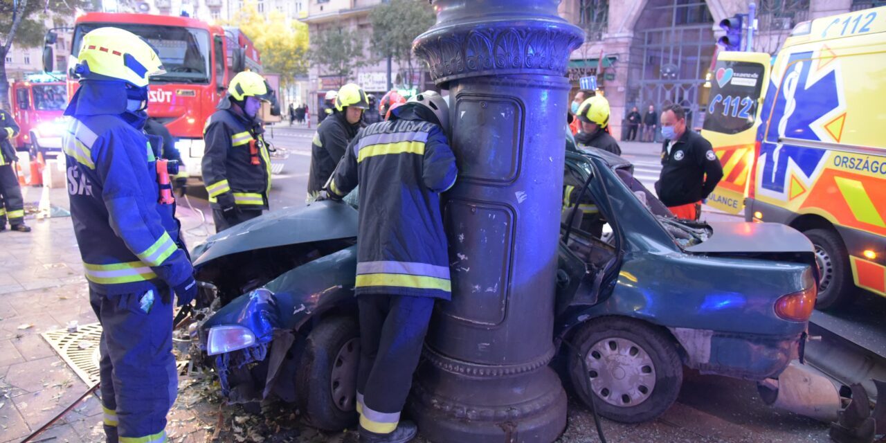 Horrorbaleset Budapesten: kidöntött egy oszlopot és egy parkolásgátló kőtüskét az a 17 éves autós, aki fának csapódott és szörnyethalt vasárnap hajnalban
