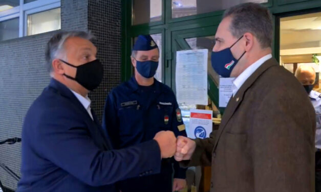 „Jelentem van kávénk!” – Orbán Viktor váratlanul bement a belvárosi rendőrkapitányságra és jól meglepett mindenkit