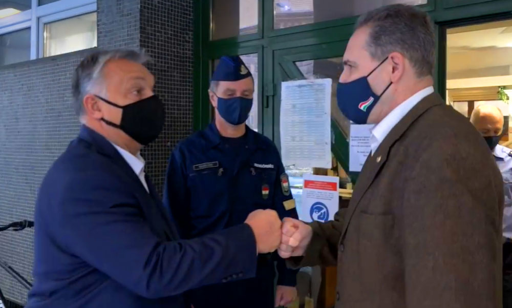 „Jelentem van kávénk!” – Orbán Viktor váratlanul bement a belvárosi rendőrkapitányságra és jól meglepett mindenkit