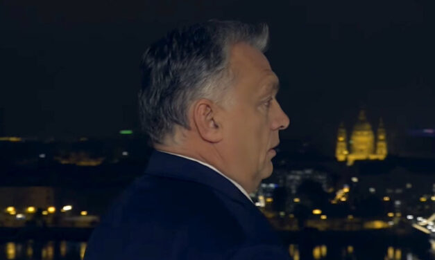 Orbán Viktor letekintett a lassan életeszélyes Lánchídra, majd köszönetet mondott