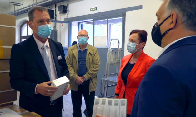 Szlávik doktor egy raktárban Orbán Viktornak személyesen magyarázta el mennyi gyógyszer kell egy koronavírusos betegnek