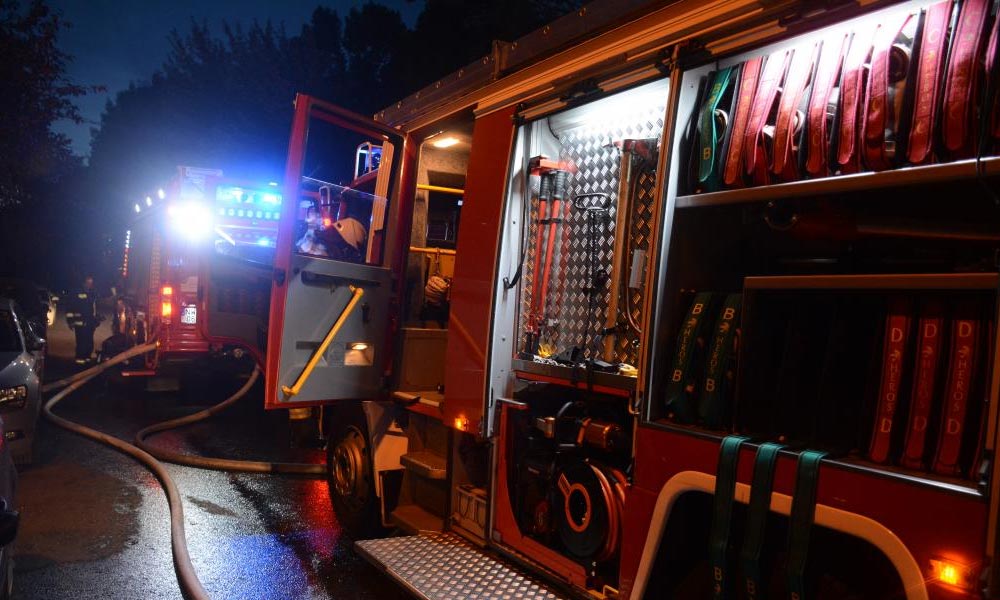 MOST TÖRTÉNIK: Füstölni kezdett a Szent Imre Kórház épülete, nagy erőkkel érkeztek a tűzoltók
