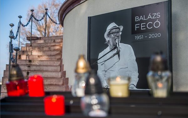 Megemlékeztek a koronavírusban elhunyt Balázs Fecóról, a dalai is felcsendültek