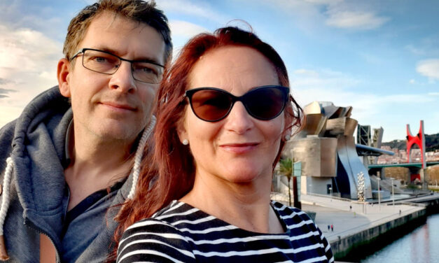 Nem foglalkoznak a koronavírussal, az 50 éves házaspár eladta budapesti lakását és inkább világgá mentek