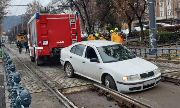 A villamossínre hajtott egy autó Budapesten, nagyon benézte a fiatal sofőr