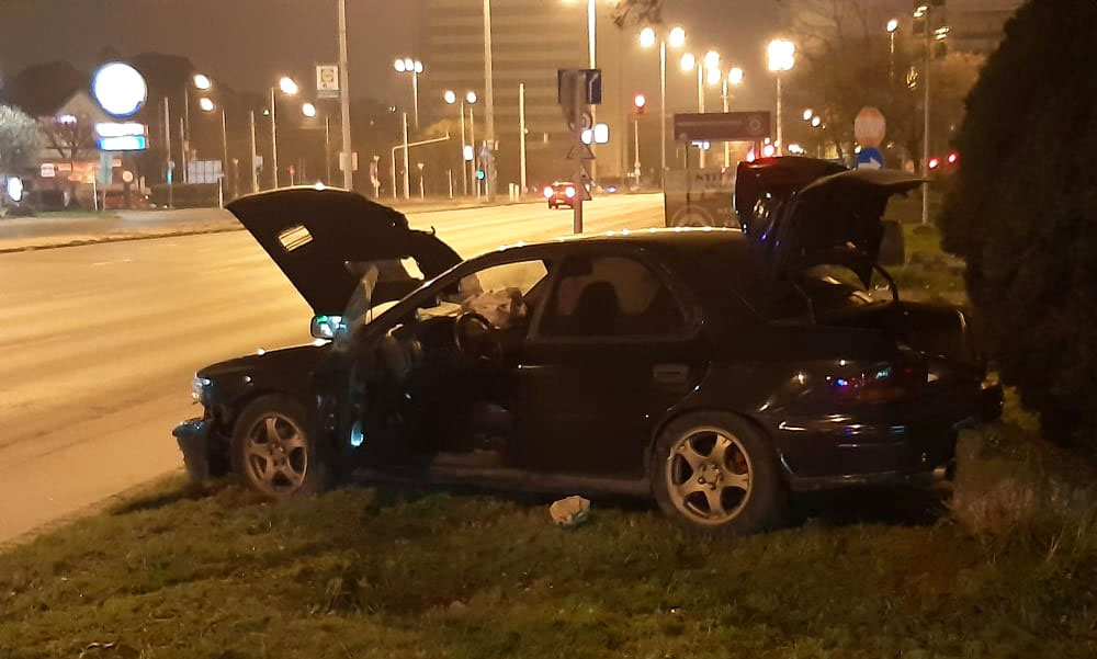 Drogosan versenyzett két autós Budapesten az Üllői úton, hatalmas karambol lett belőle, az egyik elmenekült