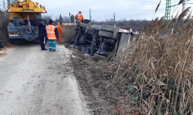 Durva baleset Pest megyében: Lesodródott az útról és az árokban landolt egy kukásautó, még nem tudják, hogy fogják kiemelni onnan – Helyszíni fotók