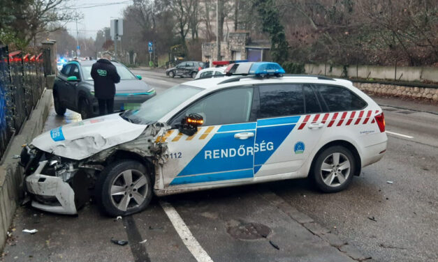 Rendőrautók karamboloztak Budapesten, az egyik rendőr sokkos állapotba került – Kórházba is szállították