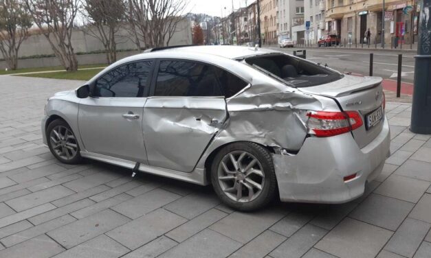Villamossal ütközött egy szabálytalanul kanyarodó autós a Margit körúton, Budapesten: a sofőr sokkot kapott a baleset miatt