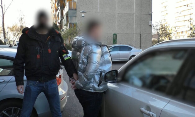 „Rendőrség, azonnal kiszállni!” – Budapesten, a kőbányai lakótelep parkolójában csaptak le a drogdílerekre, a járdára pakolták ki a kábítószert a zsaruk