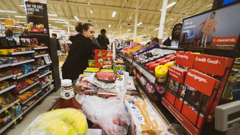 “December 24-én ne nyissanak ki a boltok” – ezt kéri az egyik szakszervezet, a Spar és Auchan már bejelentette nyitvatartási rendjét