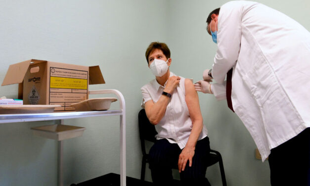 BRÉKING! Megkezdődött az oltás a koronavírus-vakcinával, Szlávik doktor beadta a kollégáinak az első Pfizer-vakcinát