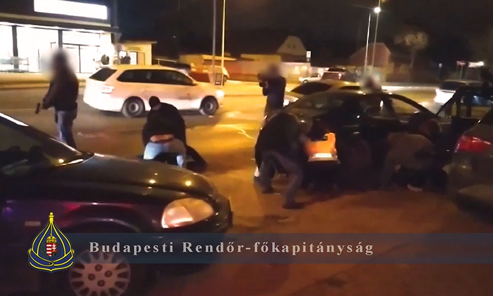 Sírrablókra csaptak le Budapesten a rendőrök, a földre teperték őket az elfogáskor
