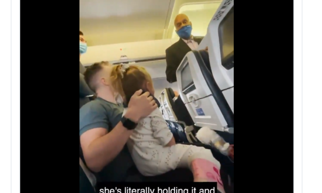 Nem akart maszkot viselni ez a két éves magyar kislány – Az egész családot leszállították a repülőről – videó