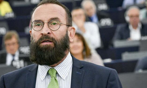 Visszaadta diplomata útlevelét Szájer József, büntetőeljárás indul a botrányos körülmények között lemondott ex-fideszes politikus ellen