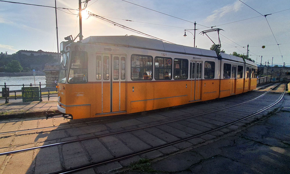 Ököllel esett neki a villamos vezetőjének Budapesten a dühös férfi, mert nem engedték felszállni