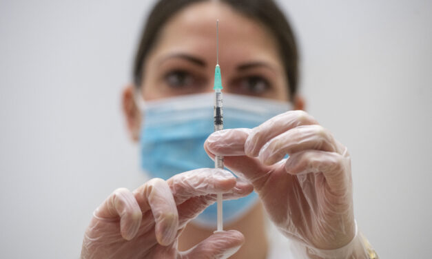 Itt vannak az első kutatási eredmények: a tinédzsereknél is 96 százalékos a Moderna vakcinája