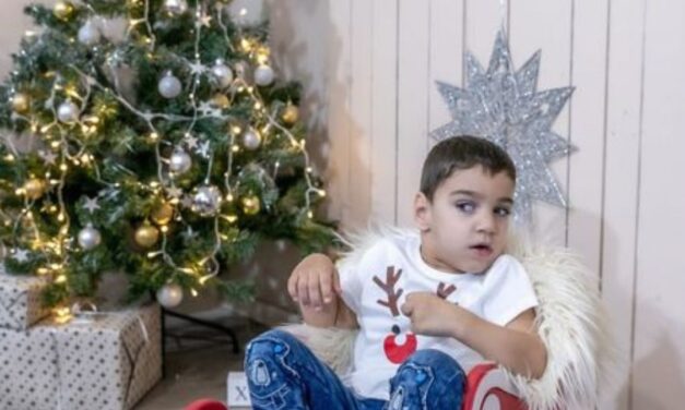 A szabadabb élet reményében gyűjt egy csehországi műtétre a 4 éves Áron családja – Ezzel a betegséggel született a kisfiú