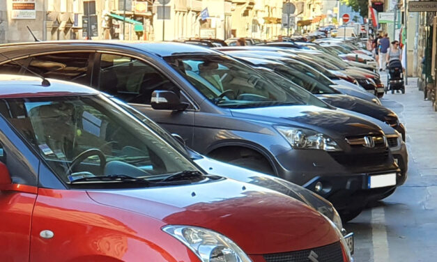 Vége lesz az ingyenes parkolásnak, akár 100 ezer forintba is kerülhet, ha a fővárosban az utcán hagyod az autód