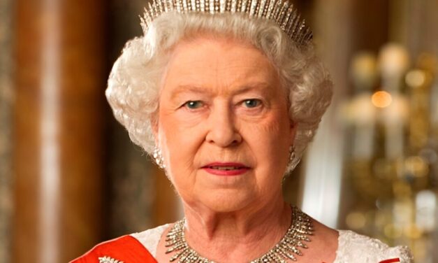 Megszületett II. Erzsébet királynő 10. dédunokája, ezt a nevet kapta a pici