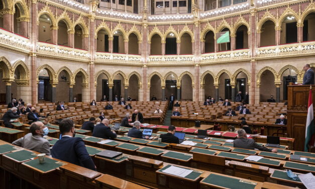 Döntött a parlament, hiába az ellenzék kifakadása: eddig biztosan marad a veszélyhelyzet Magyarországon