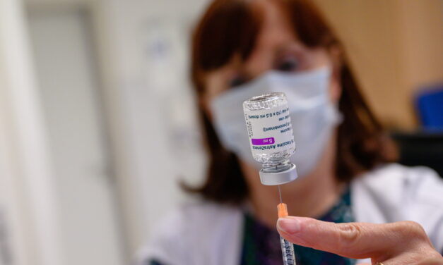Döntött az Európai Gyógyszerügynökség: Itt az igazság az AstraZeneca vakcinájáról